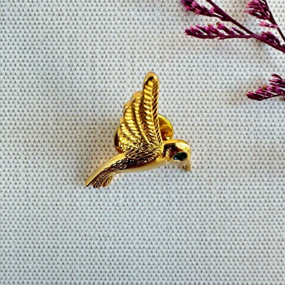 Vintage Gold-Tone Hummingbird Pin With Green Eye Accent & Push Back Closure - Picture 2 of 5
